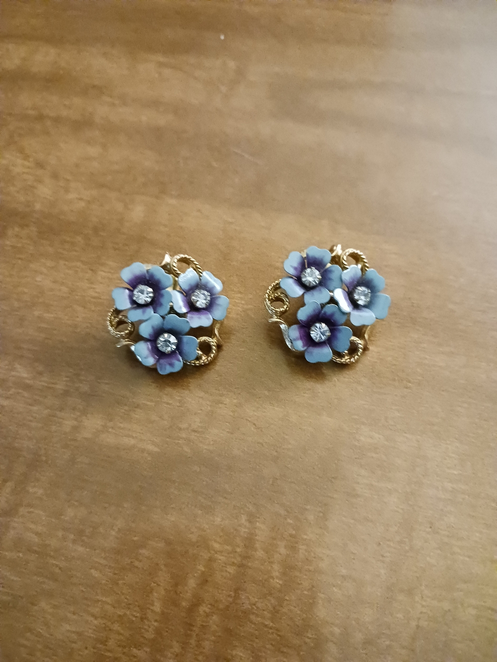 Avon Gold Tone Blue and Purple Flower Cluster Earrings